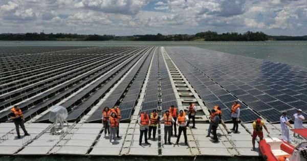 Eksperci Paragwaju odwiedzają brazylijską pływającą roślinę słoneczną, aby zastosować tę technologię w Itaipú - Mercopress