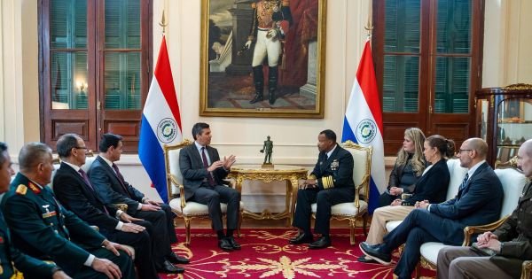 Peña organizuje kluczowe spotkanie z admirałem Holsey - Mercopress