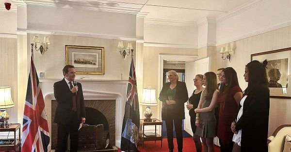 Falklandy, studenci z Argentyny, Paragwaju i Urugwaju mieszkają na wyspach przez tydzień